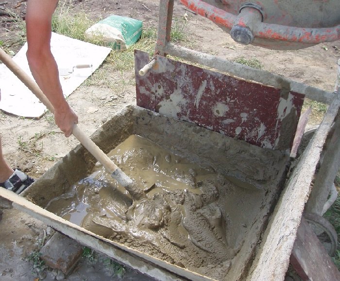 Полученная масса должна состоять из заполнителя, связующего и воды. 